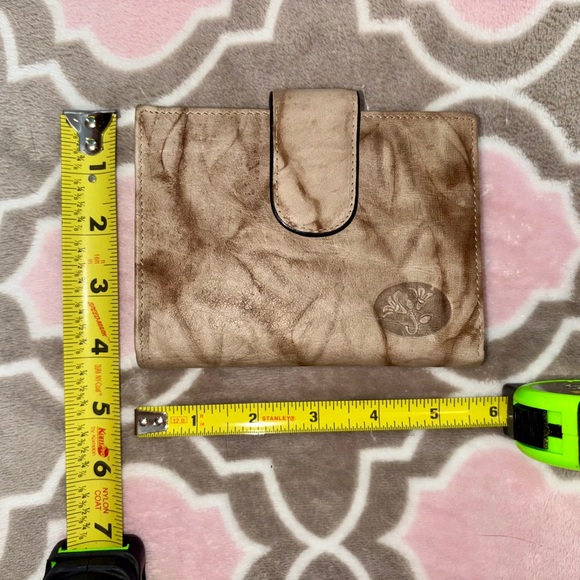 Buxton Top Grain Leather Wallet Taupe Marble Finish Gold Trim - Picture 2 of 5